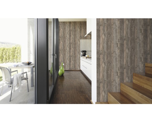 Heller Raum mit Holzvertäfelung, Treppe, Küche und Außenterrasse.