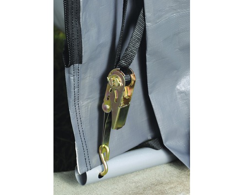 Detailansicht einer Ratschenzurrgurt-Befestigung an einer Plane