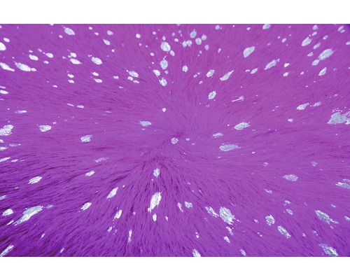 Gros plan d''un tapis violet avec des taches argentées