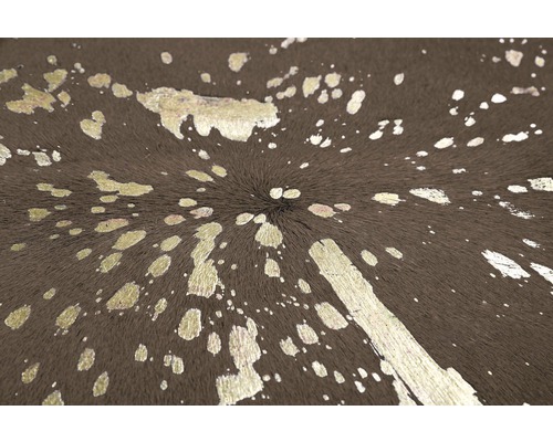 Nahaufnahme eines braunen Teppichs mit silberfarbenen Farbspritzern.