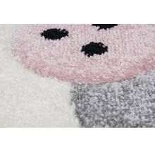 Vue détaillée d''un tapis d''enfant avec un motif animalier
