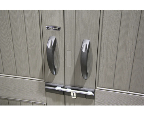 Vue détaillée d''une armoire de jardin avec poignées et verrou