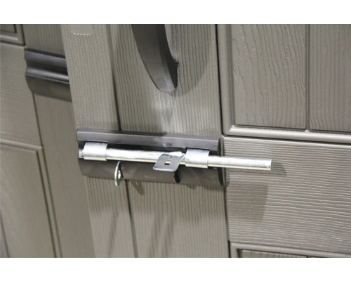 Vue détaillée d''un verrou sur une porte de jardin pour la sécurité.