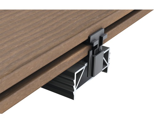 Detailansicht einer Terrassendiele mit Befestigungsclip und Unterkonstruktion