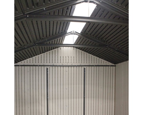 Vue intérieure d''un abri de jardin avec lucarne et structure métallique