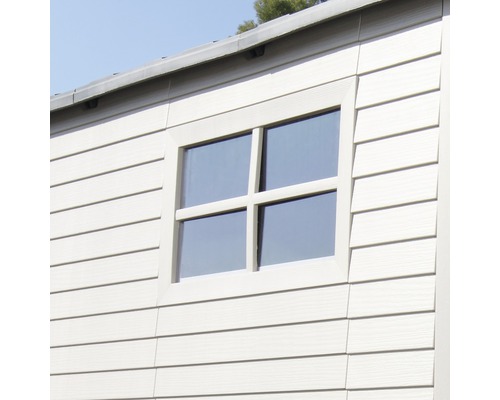 Gros plan d''une cabane de jardin avec fenêtre