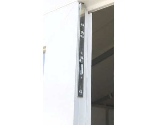 Detailansicht eines weißen Fensters mit einem silberfarbenen Fensterriegel.