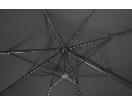 Vue intérieure d''un parasol avec armature métallique