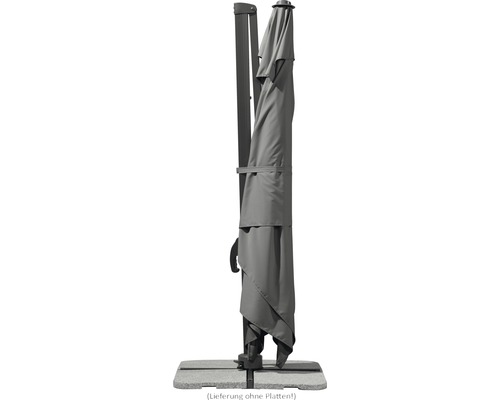 Geschlossener, grauer Ampelschirm auf einem Steinsockel