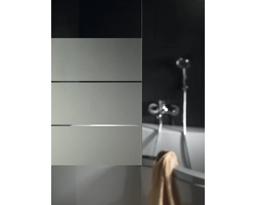 Badezimmer mit Badewanne und Waschbeckenunterschrank