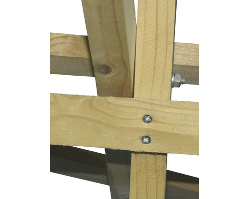 Detailansicht einer Holzkonstruktion mit Schrauben und Muttern