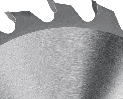 Gros plan d''une lame de scie circulaire avec des dents