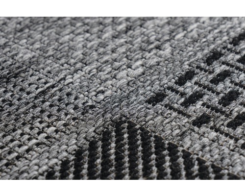Nahaufnahme eines grauen Teppichs mit schwarzem Muster