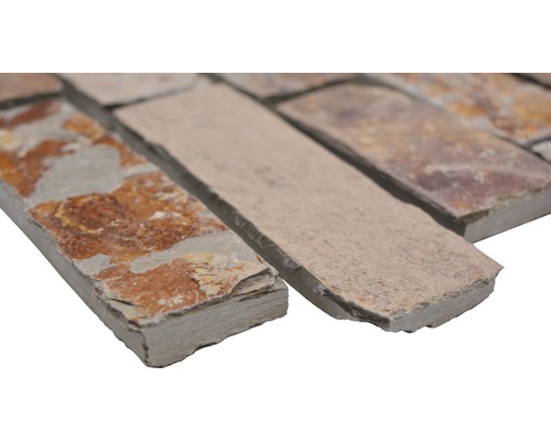 Vue détaillée des carreaux de mosaïque en pierre naturelle.