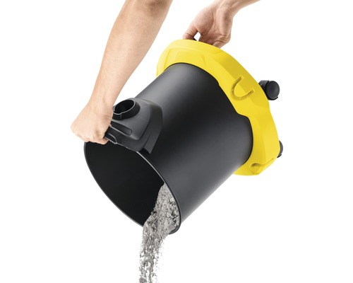 Person leert Behälter eines Staubsaugers aus