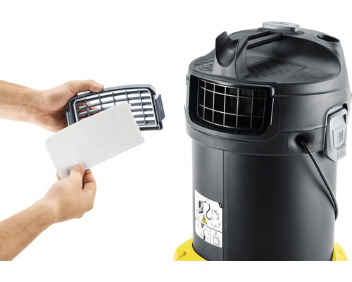 Person setzt Filter in einen Staubsauger ein