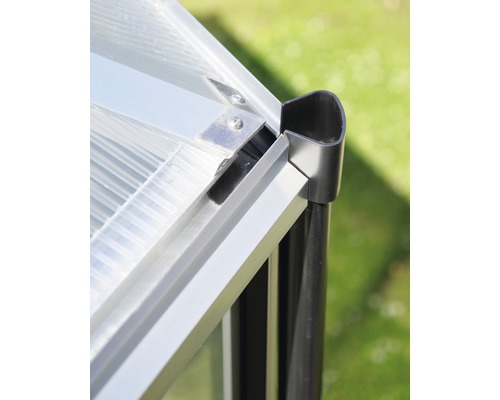 Detailansicht eines Gewächshauses mit Aluminiumrahmen und Regenrinne