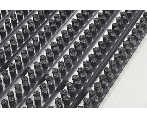 Detailaufnahme einer Fußmatte mit Bürsteneinsätzen