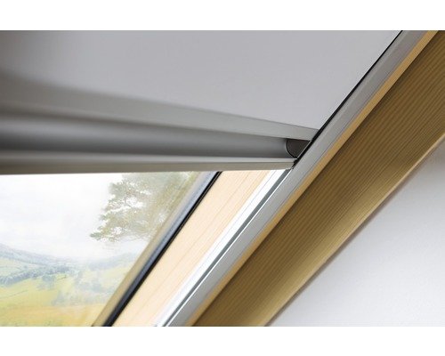 Detailansicht eines Dachfensters mit Rollo