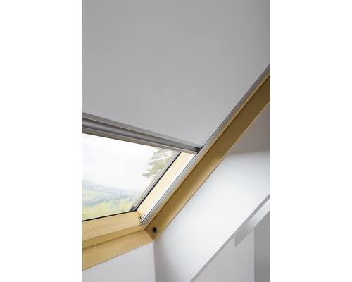 Dachfenster aus Holz mit Blick auf die Landschaft
