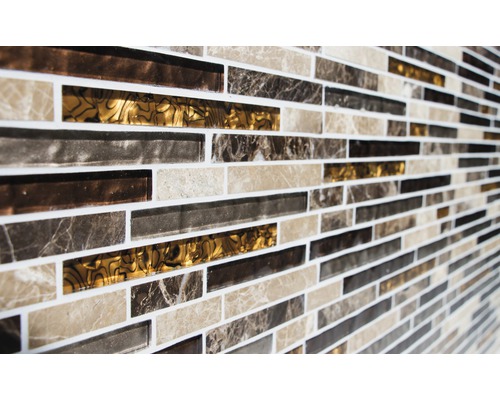 Mosaikfliesenwand mit rechteckigen Fliesen in verschiedenen Farbtönen