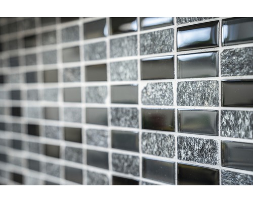 Gros plan d''un mur en mosaïque avec des surfaces brillantes et pierreuses alternées