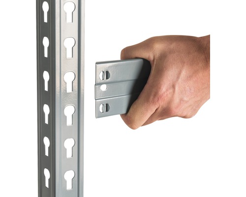 Vue détaillée d''un système d''étagères avec une main installant une étagère