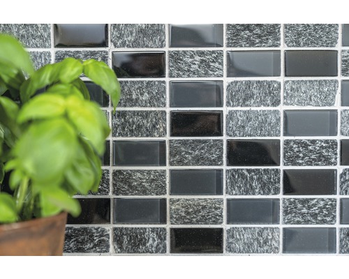 Mur de carreaux de mosaïque avec carreaux rectangulaires et plante