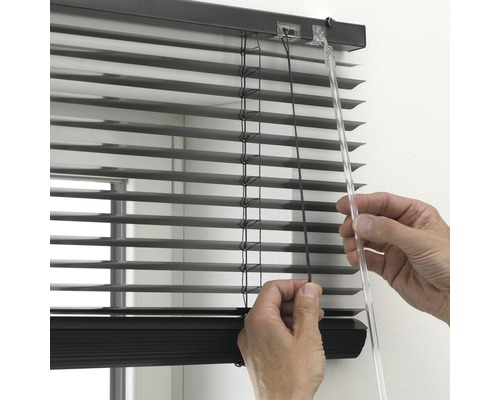 Person bedient Jalousie zur Fensterdekoration