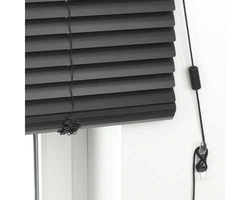 Geschlossene Jalousie vor einem Fenster mit Bedienseil