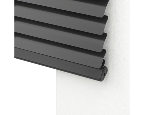 Detailansicht einer schwarzen Jalousie am Fenster