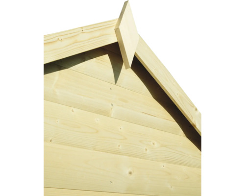 Detailansicht eines Holzhauses mit Giebeldach