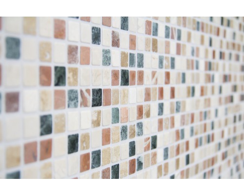 Wandfliesenmosaik mit Steinoptik