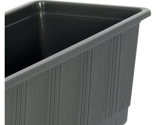 Detailansicht eines grauen Pflanzkastens mit gerillter Textur.