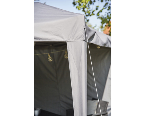 Detailansicht eines grauen Partyzelts mit Beleuchtung