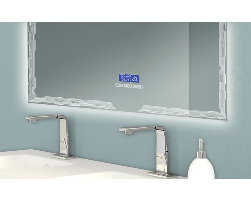 Beleuchteter Spiegel mit digitaler Anzeige über einem Waschbecken mit Armaturen.