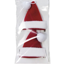 Deux bonnets de Noël rouges avec bordure en fausse fourrure blanche dans un emballage transparent.