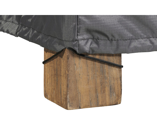 Detailaufnahme einer Schutzhülle mit Kordelzug um einen Holzblock