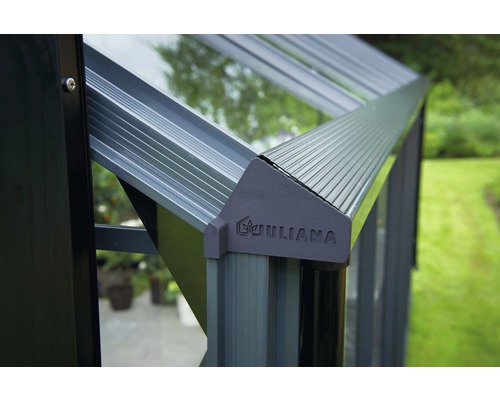 Detailansicht eines Gewächshauses mit Juliana Logo.