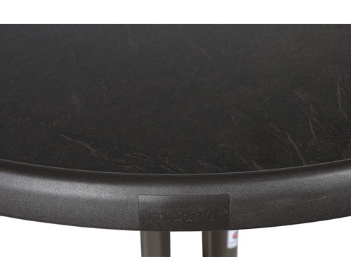 Vue détaillée d''une table avec une surface lisse et un logo du fabricant