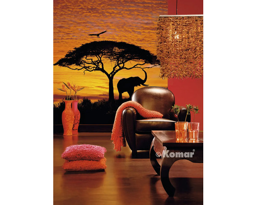 Wohnzimmer mit Fototapete, die eine afrikanische Savanne mit Elefant und Baum bei Sonnenuntergang darstellt