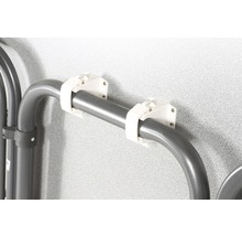 Detailansicht eines an der Wand montierten Wäscheständers mit weißer Halterung