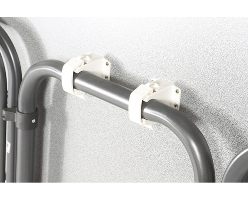 Detailansicht eines an der Wand montierten Wäscheständers mit weißer Halterung