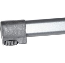 Detailaufnahme eines silberfarbenen Rollladens