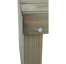 Detailansicht eines Holzmöbels mit Schraube