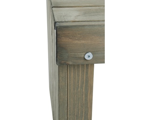 Detailansicht eines Holzmöbels mit Schraube