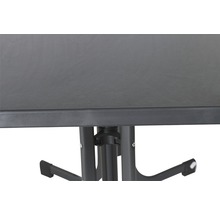 Detailansicht eines Gartentisches mit Metallgestell