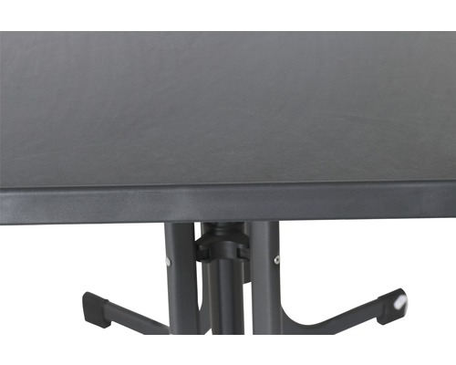 Detailansicht eines Gartentisches mit Metallgestell