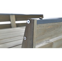 Detailansicht einer Gartenbank aus Holz mit Schrauben