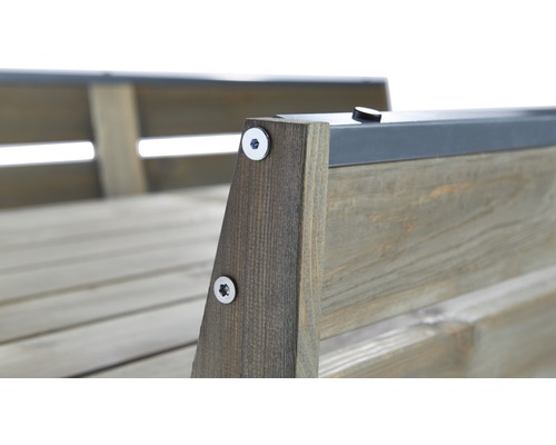 Detailansicht einer Gartenbank aus Holz mit Schrauben